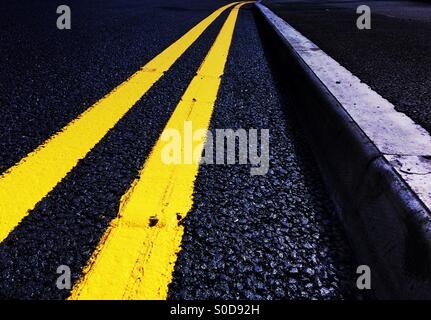 Keine Parkplätze doppelten gelbe Linien auf Asphaltstraße Guiseley West Yorkshire Stockfoto