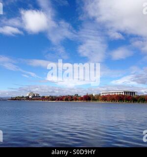 Australische Nationalbibliothek und Lake Burley Griffin im Herbst Stockfoto