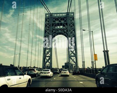 Verkehr auf der George Washington Brücke, fahren in New York City aus New Jersey, USA. Stockfoto