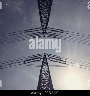 Stromleitungen unter einem grauen Himmel Stockfoto