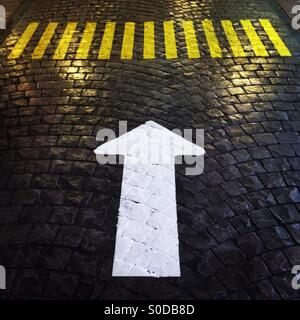 Gehen Sie auf den Pfeil weiter auf der Straße Stockfoto