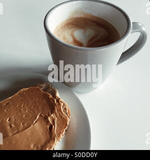 Frühstück - Peanut Butter Sandwich und Kaffee Stockfoto
