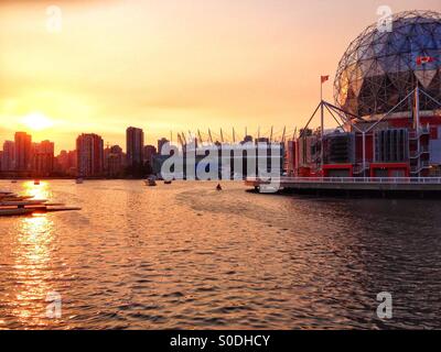 Sonnenuntergang auf dem Wasser des False Creek in Vancouver. TELUS World of Science vor. Stockfoto