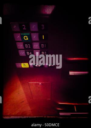 Bodenblech Auswahl in eine Kabine. Stockfoto