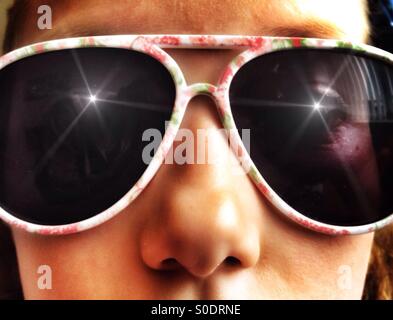 Junges Mädchen mit dunklen Sonnenbrille Stockfoto