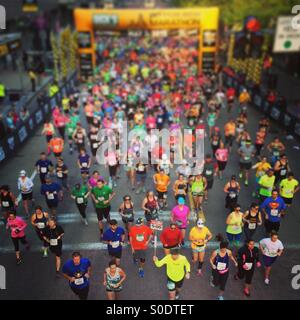 Ein Blick auf die Startlinie der Pittsburgh Marathon 2015. Stockfoto