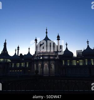 Fotografieren in der Dämmerung in Brighton Royal Pavilion Gardens Stockfoto