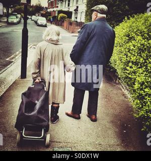 Ein älteres Ehepaar, die Hand in Hand Stockfoto