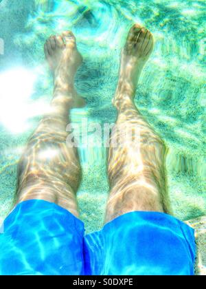 Mann die Beine in einem Schwimmbad. Stockfoto