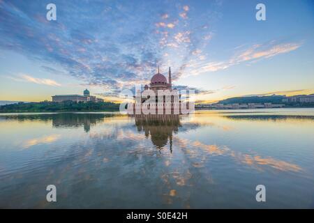 Sonnenaufgang am Putra Mosque, Putrajaya, Malaysia Stockfoto