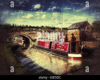 Traditionellen Narrowboat auf der Süd-Oxford-Kanal bei Napton-on-the-Hill, Warwickshire, England. Stockfoto