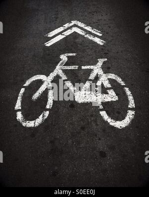 Fahrrad-Schild auf asphalt Stockfoto