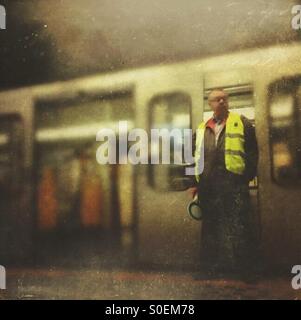 Signal-Mann stand vor einem offenen u-Bahn Wagen in einer u-Bahnstation Stockfoto