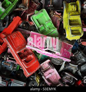 Ein großer Haufen von alten Spielzeugautos in leuchtenden Farben Stockfoto