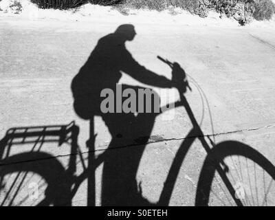 Ein Schatten eines Mannes, mit dem Fahrrad. Stockfoto