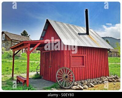 Schöne rote Scheune oder Arbeitshalle fand ich beim Golden, CO genießen. Stockfoto