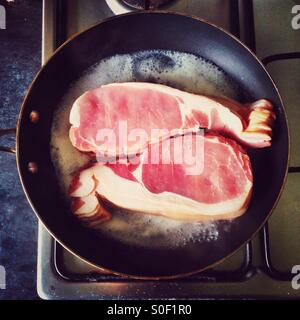 Bacon-Speck in einer Pfanne Kochen Stockfoto