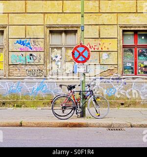 Berlin Stadt Detail mit Fahrrädern und graffiti Stockfoto