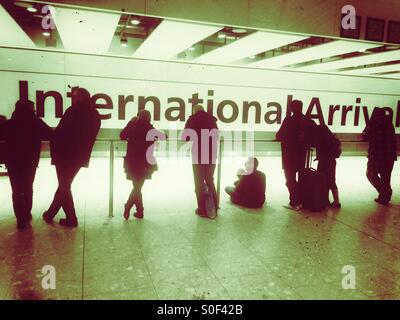 Menschen warten am Heathrow Terminal 5 internationale Ankünfte Stockfoto