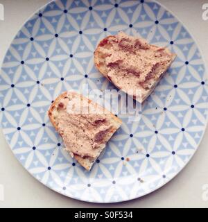 Ein Teller mit Brot und Pastete ist zu sehen. Stockfoto