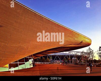 Das Aquatics Centre entworfen von der späten Dame Zaha Hadid, im Queen Elizabeth Olympic Park, Stratford City, East London, London Borough of Newham, England, Vereinigtes Königreich, Europa Stockfoto