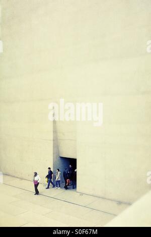 Besucher verlassen das State Museum of Egyptian Art in München-Deutschland-EU Stockfoto