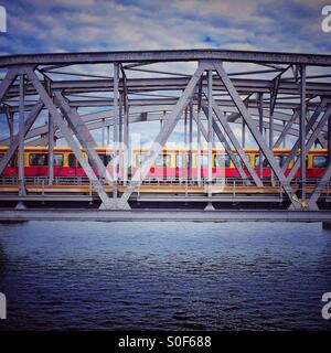 Eine Stadt-s-Bahn überfahren der Spree in Berlin Deutschland Stockfoto