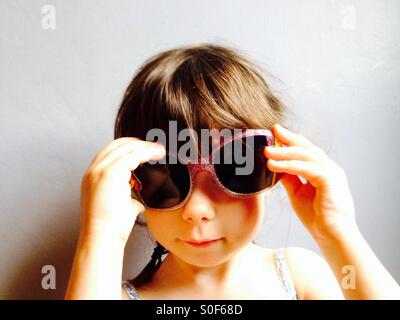 3-jähriges Mädchen mit Sonnenbrille Stockfoto