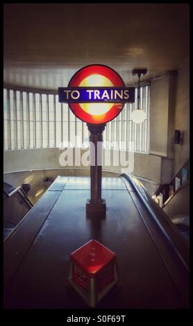 Vintage "Züge" Schild am St Johns Wood Station der London Underground an der Spitze der Fahrtreppen Stockfoto