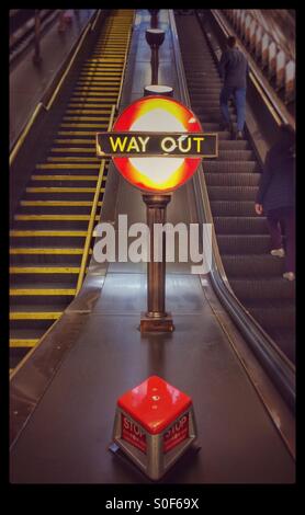 Ausweg-Symbol am Ende der Fahrtreppen an St Johns Wood auf der London Underground station Stockfoto