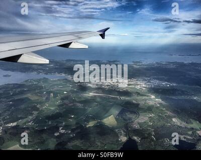 Blick aus einem Flugzeug fliegt über einer Stadt Stockfoto