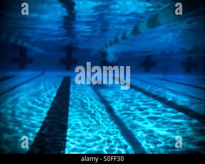 Schwimmer erreicht gegenüberliegenden Ende einen 25 Meter-Außenpool in einem Blitz der weißen Bläschen. Unterwasser-Blick. Kalifornien, USA. Stockfoto