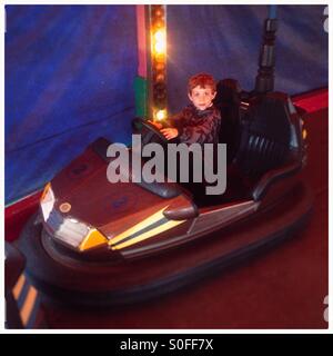 Sechs Jahre alter Junge in einen Rummelplatz Autoscooter! Stockfoto