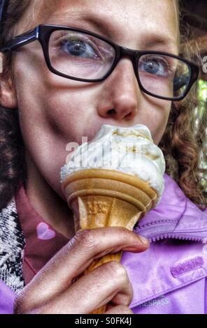 Junges Mädchen Eis essen Stockfoto