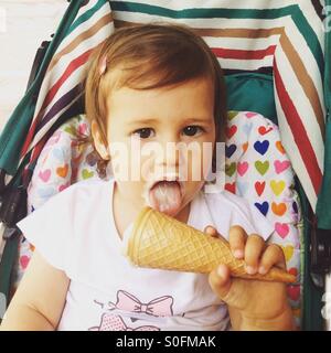 Niedliche kleine Mädchen Eis essen Stockfoto