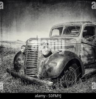 Schwarz und weiß Der alte General Motors farm Stapler im Feld in der Palouse Region Washington State geparkt aufgegeben, USA Stockfoto