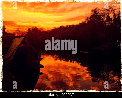 Sonnenuntergang am Fluss, Greenford, London Borough of Ealing, West London, England, Vereinigtes Königreich, Europa reflektiert Stockfoto