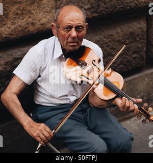 Alte Geige zu spielen, auf der Straße in Florenz, Italien Stockfoto