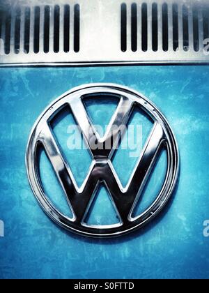VW-Emblem auf der Vorderseite des klassischen Wohnmobil. Stockfoto