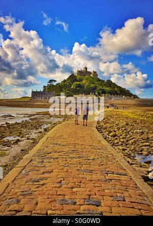 Fuß auf den Gezeiten Causeway St Michaels Mount in Cornwall England UK Stockfoto