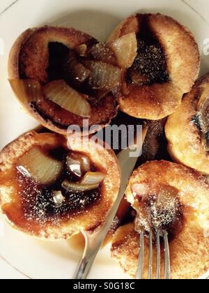 Teller mit Yorkshire Pudding und Zwiebel Soße Stockfoto