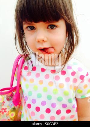 3-jähriges Mädchen mit bunten Kleid Stockfoto