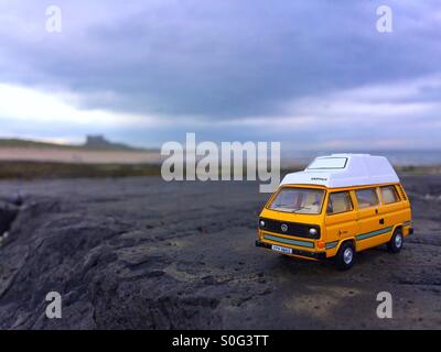 VW Westfalia Camper van bei Bamburgh Castle Northumberland Stockfoto