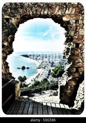 Blick auf den Strand von Blanes durch ein Fenster Stockfoto