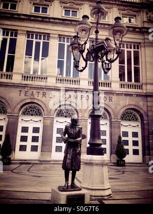 Skulptur vor Teatro Campoamor in Oviedo, Spanien Stockfoto