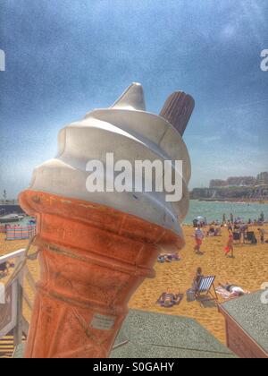 Großes Eis auf ein Geschäft mit Strandszene hinter Stockfoto