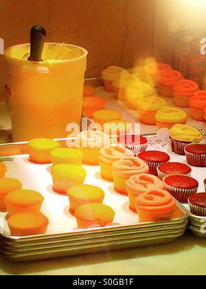 Cupcakes bei Bäckerei Workstation gefrostet wird. Stockfoto