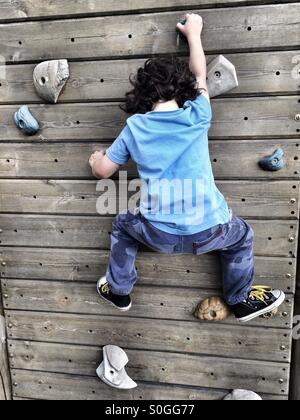 Vier Jahre alter Junge auf der Kletterwand Stockfoto