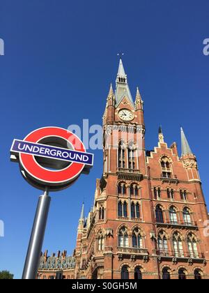 Unterirdische Zeichen und St Pancras Stockfoto