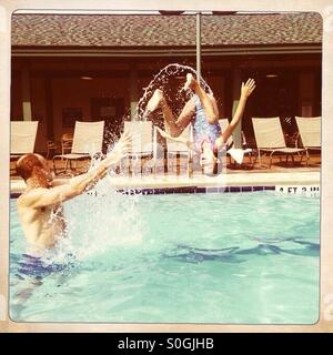 Vater und Tochter haben Spaß in einem pool Stockfoto